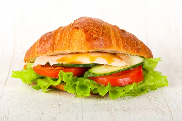 Kruvasan tavuk ve domates ile