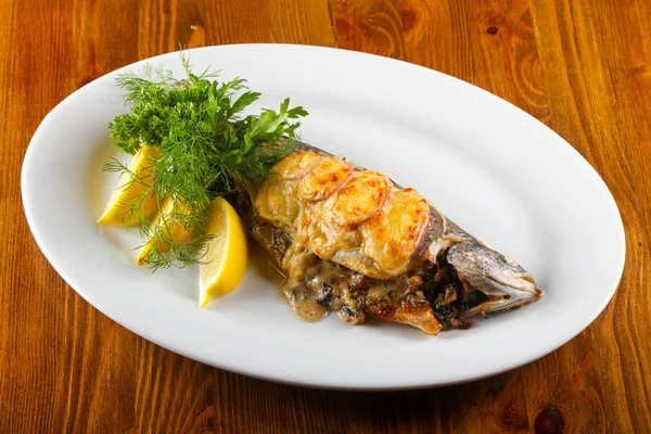 Mantar ve sos ile doldurulmuş alabalık