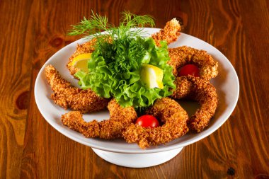 Limon ve otlar susam karides tempura servis