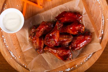 Tavuk kanatları Barbekü sos