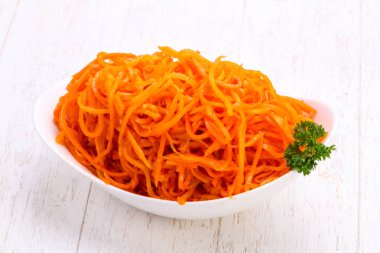 Kabın içinde çekilen havuç yığın