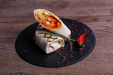 Tavuk ile biber hizmet tortilla rulo