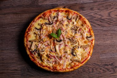 Jambon ve mantar pizza fesleğen hizmet