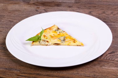 Fesleğen servis dört peynirli pizza