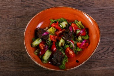 Karaciğer ve sebze salatası