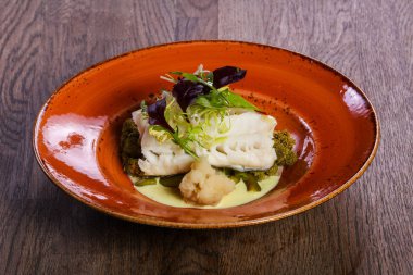 Salata yaprakları ile haşlanmış FITH