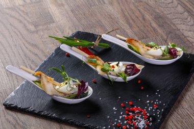 Yılan balığı ve Bıldırcın yumurta ile snack