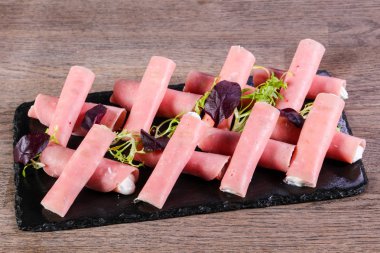 Ham plaka üzerinde peynir rulo dolması