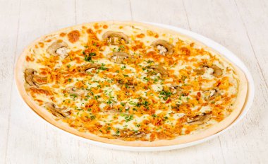 Mantarlı ve peynirli pizza.