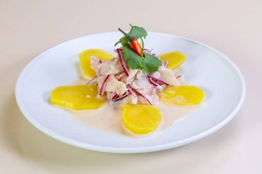 Patates Ceviche pollock ve soğan ile servis