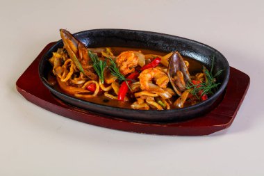 Deniz ürünleri makarna pan sos ile