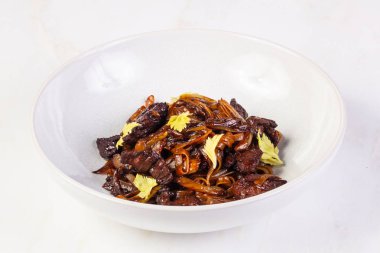 Soba ile sığır eti ve kereviz yaprakları