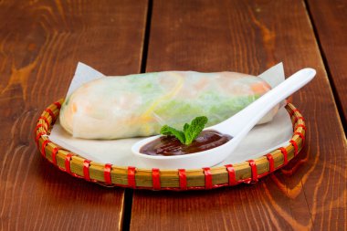 Soğuk bahar rulo karides ve sos ile