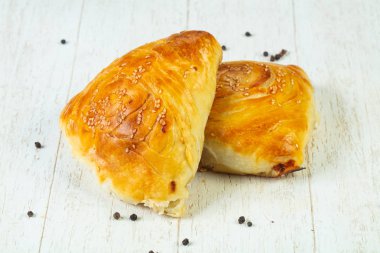 Geleneksel samosa pasta etli