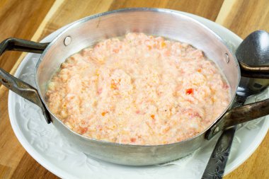 Sahanda yumurta domates ve baharatlar