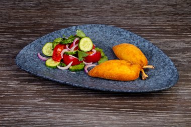 Lezzetli Kiev'in pirzola sebze salatası ile