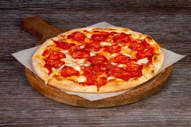 Salam ve peynir lezzetli pizza