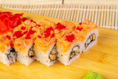 Lezzetli tuna tartar sosu ile rulo