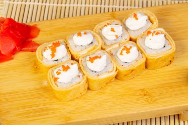 Krem peynir ve havyar ile lezzetli chakin suşi rulo