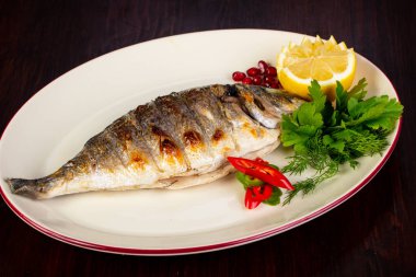 Limon ve otlar ızgara dorada servis