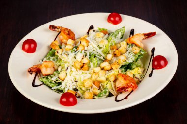Sezar salata karides ve kiraz domates