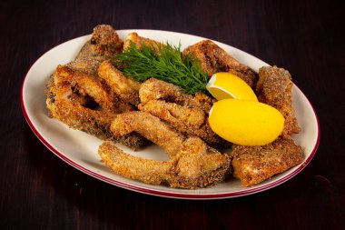 Limon ve dereotu servis kavrulmuş sazan balık