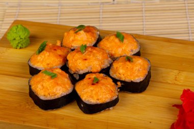 Lezzetli kızarmış somon peynirli rulo