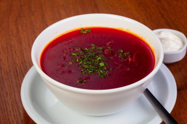 Lezzetli borsch çorbası ekşi krema ile