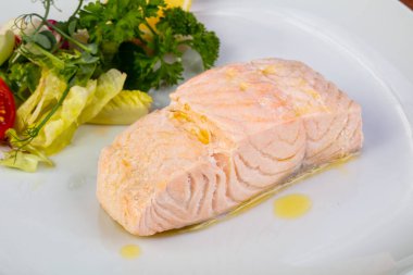 Lezzetli haşlanmış somon salata ile