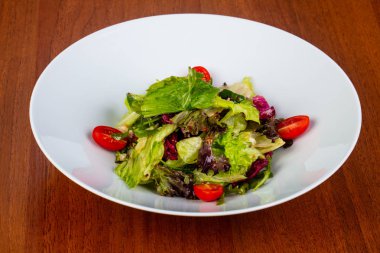 Lezzetli hafif salata marul ve domates ile