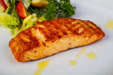 Lezzetli ızgara somon hissesi salata ile