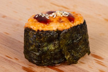 Gunkan suşi ile baharatlı yılan balığı