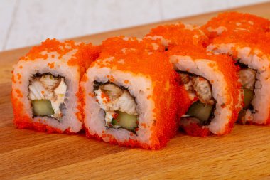 Geleneksel California roll yılan balığı ile