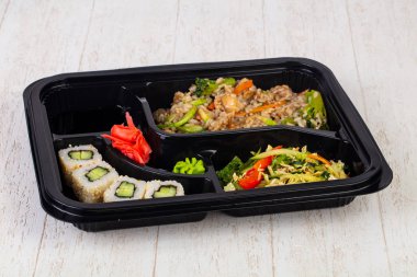 Rulo, şehriye ve et ile bento