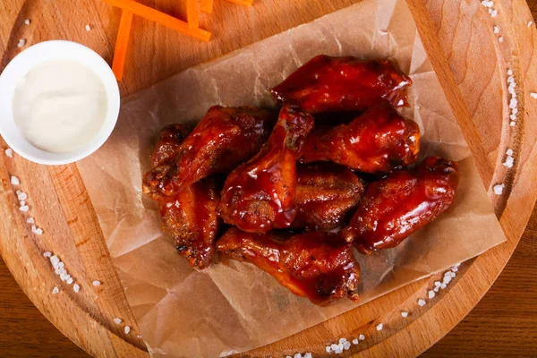 Tavuk kanatları Barbekü sos