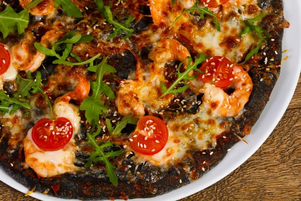 Karides ve roka ile pizza.