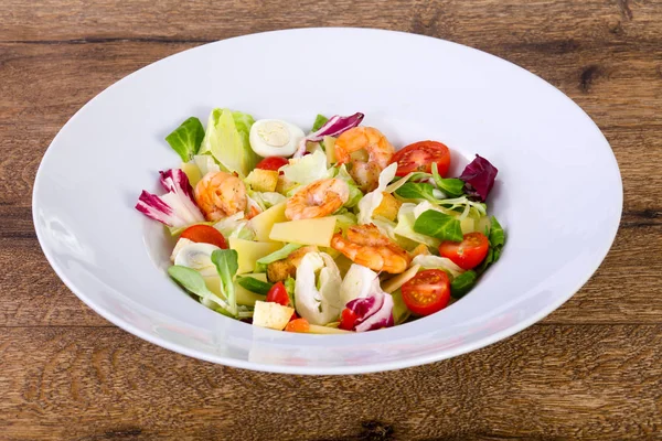 Caesar Mit Garnelen Und Kirschtomaten — Stockfoto