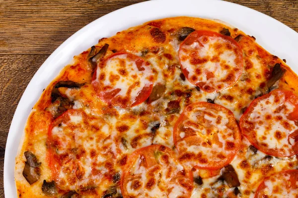 Peynir ve domates mantarlı pizza