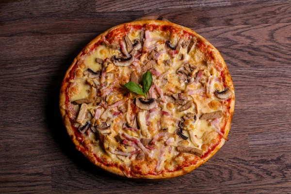 Jambon ve mantar pizza fesleğen hizmet