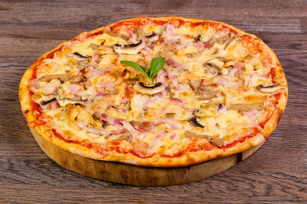 Pizza Con Prosciutto Funghi Servita Basilico — Foto Stock