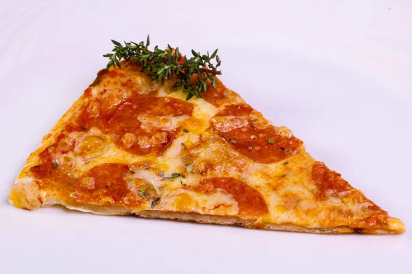 ホットペパロニピザ チーズとトマト — ストック写真