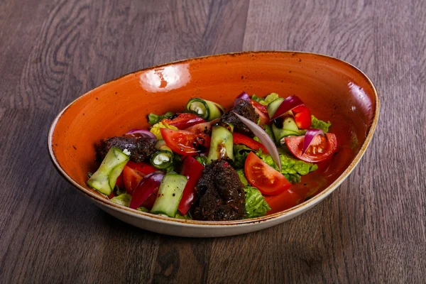 Karaciğer ve sebze salatası