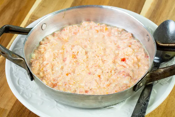 Sahanda yumurta domates ve baharatlar