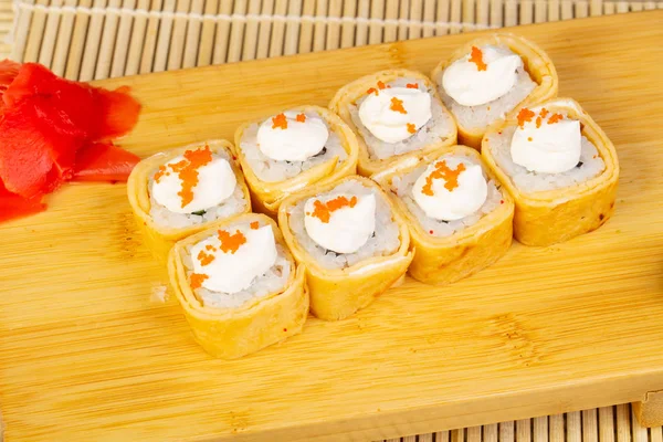 Krem peynir ve havyar ile lezzetli chakin suşi rulo