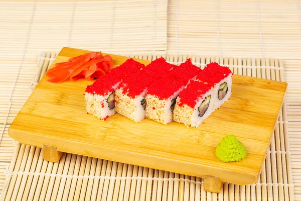 Heerlijke Makoto Sushi Rolt Met Kaviaar Sesam — Stockfoto