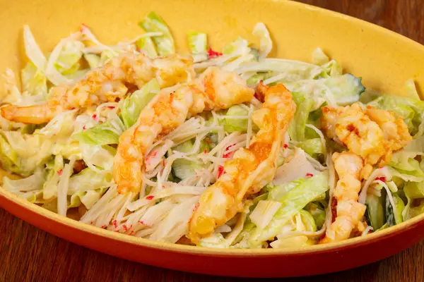 Lezzetli yengeç ve karides salatası sebze ile