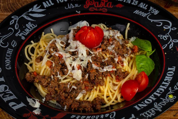 Sebze ile lezzetli bolognese çanak