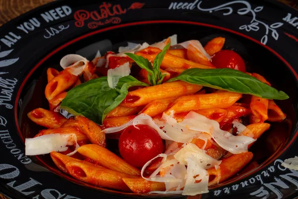 Baharat ve otlar ile domates makarna