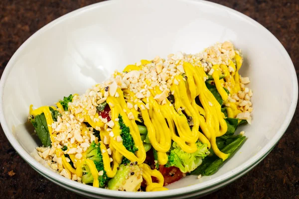 Lezzetli salata sosu, domates, brokoli ve marul