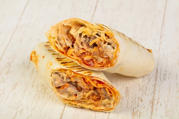 サラダと食欲をそそる大きな Shawarma — ストック写真